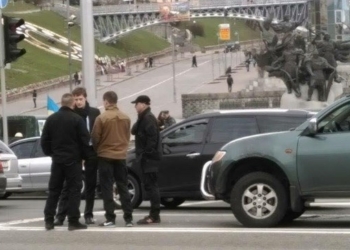 В Киеве на Майдане бойцы батальона “Азов” протаранили машину сына Порошенко