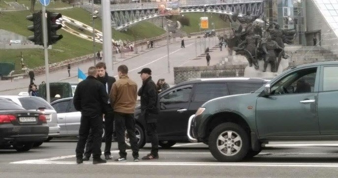 В Киеве на Майдане бойцы батальона “Азов” протаранили машину сына Порошенко