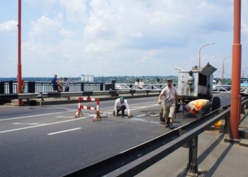 Горсовет: движение по Варваровскому мосту будет ограничено до 18:00 – идет ремонт