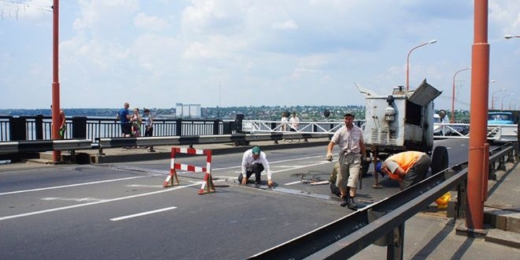 Горсовет: движение по Варваровскому мосту будет ограничено до 18:00 – идет ремонт