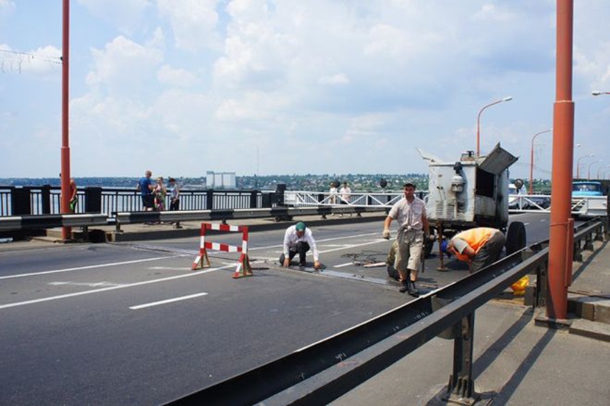 Горсовет: движение по Варваровскому мосту будет ограничено до 18:00 - идет ремонт 1