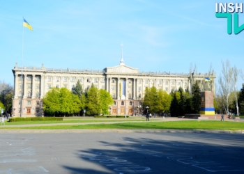 Постамент на площади Ленина в Николаеве преобразился – теперь он с национальной символикой