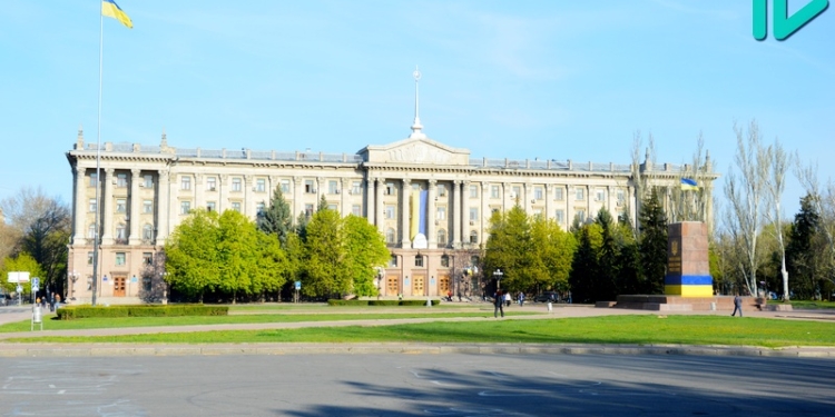 Постамент на площади Ленина в Николаеве преобразился – теперь он с национальной символикой