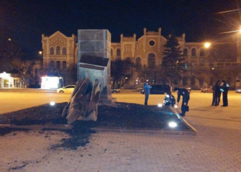 В Харькове ночью снесли три памятника советским деятелям