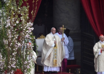 Папа Римский на мессе в честь Пасхи пожелал «возлюбленной Украине света»