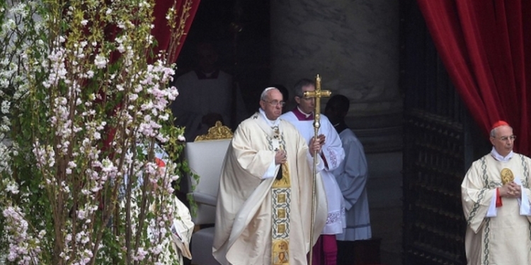 Папа Римский на мессе в честь Пасхи пожелал «возлюбленной Украине света»