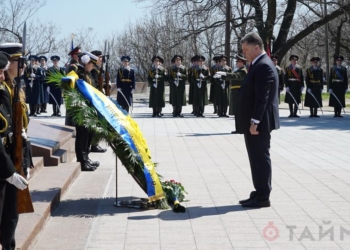 Порошенко в Одессе встретили криками «Фашизм не пройдёт» и «Слава Украине»