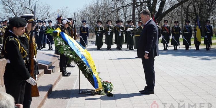 Порошенко в Одессе встретили криками «Фашизм не пройдёт» и «Слава Украине»