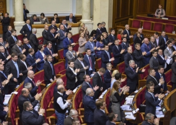 Депутатам почти втрое повысили зарплату