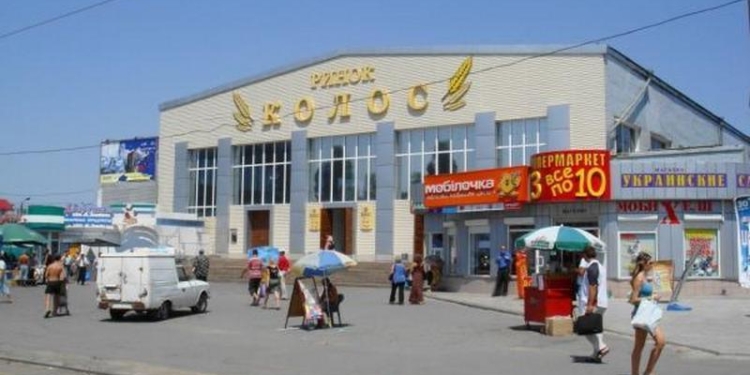 Автостоянкой у рынка «Колос» заинтересовалась прокуратура: оказывается, 10 соток земли самовольно «хапнули»