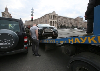В Киеве на Майдане бойцы батальона “Азов” протаранили машину сына Порошенко
