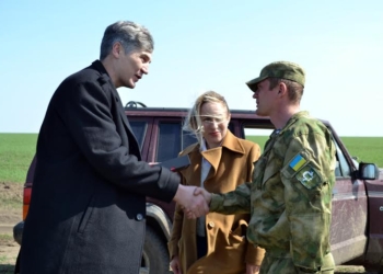 Александр Жолобецкий побывал на стрельбах в Широком Лане и поздравил командира артиллеристов