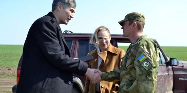 Александр Жолобецкий побывал на стрельбах в Широком Лане и поздравил командира артиллеристов