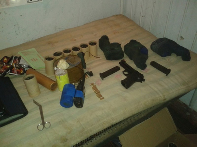 Разнообразные интересы - арбалет со стрелами, три пистолета, винтовка и 40 взрывчатых устройств: в Николаевской области обнаружили арсенал оружия 5