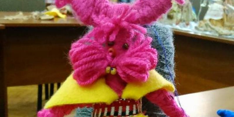 Николаевская детвора для сверстников из Краматорска творила кукол-мотанок