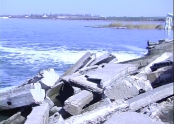 Под автодорогой Одесса-Николаев у Нерубайского размыло дамбу Хаджибейского лимана