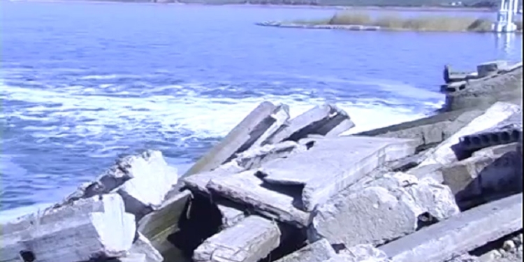 Под автодорогой Одесса-Николаев у Нерубайского размыло дамбу Хаджибейского лимана