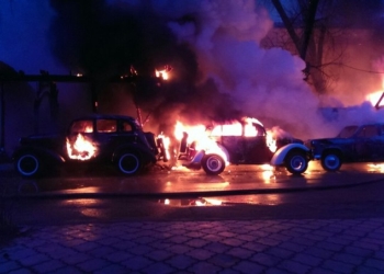 В центре Одессы сгорело кафе с ретро-автомобилями
