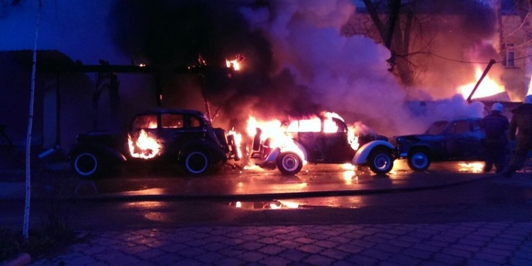 В центре Одессы сгорело кафе с ретро-автомобилями