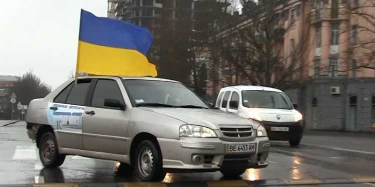 В Николаеве стартовал автопробег, приуроченный к годовщине разгона сепаратистов под мемориалом Героям-ольшанцам