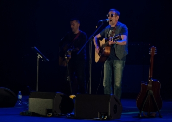 В Николаеве выступили с концертом известный украинский актер Алексей Горбунов и группа “Грусть пилота”