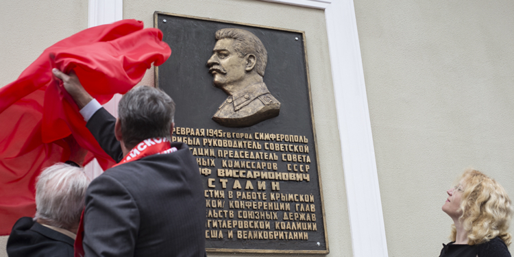 В Симферополе установили памятную доску Сталину