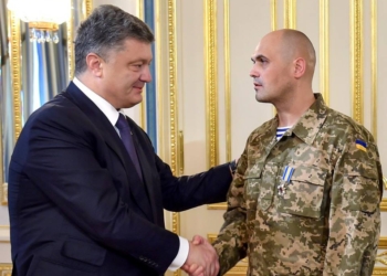 Порошенко наградил освобожденного из плена комбата Олега Кузьминых орденом “За мужество”