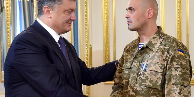Порошенко наградил освобожденного из плена комбата Олега Кузьминых орденом “За мужество”