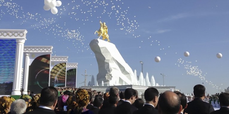 В самый раз: президент Туркменистана увековечил себя 21 метровым позолоченным памятником