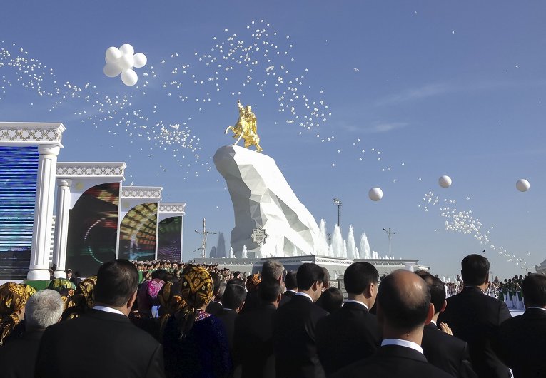 В самый раз: президент Туркменистана увековечил себя 21 метровым позолоченным памятником 1