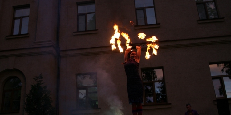 Танцы с огнем: Николаевский краеведческий музей ярко провел «Ночь в музее»