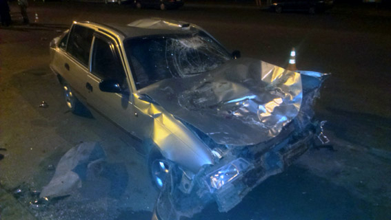 Ночное ДТП в Николаеве. ВАЗ несколько раз перевернулся и упал на DAEWOO