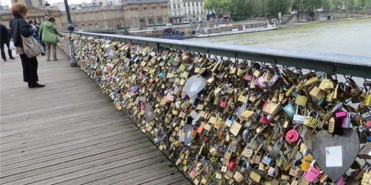 В Париже запретили цеплять на мост “замки любви”