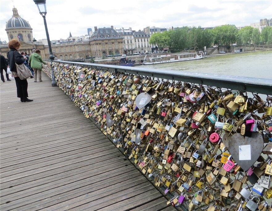 В Париже запретили цеплять на мост "замки любви" 1
