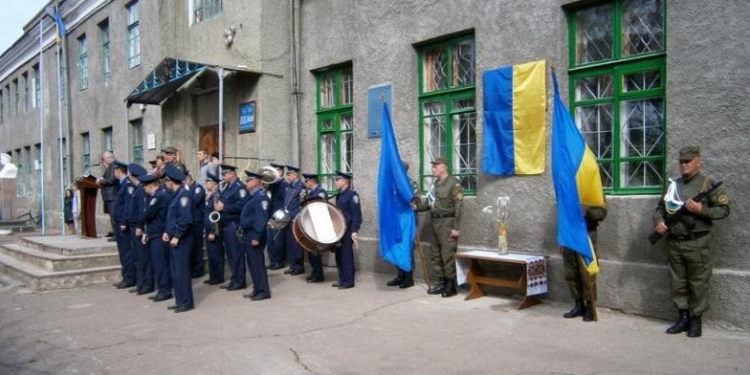 Связь поколений: в Николаевском профессиональном судостроительном лицее им. Героя Советского Союза В.А.Гречишникова открыли мемориальную доску бойцу АТО