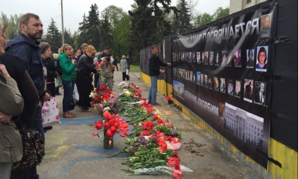 В Одессе забор возле Дома профсоюзов завесили черной тканью