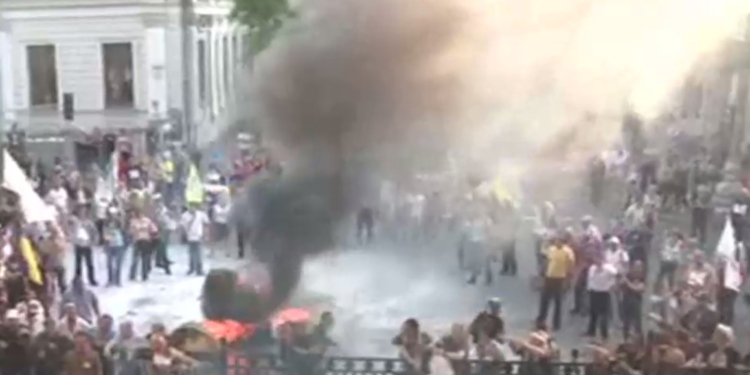 Митингующие под Радой сообщают, что в больницу с ожогами попала женщина