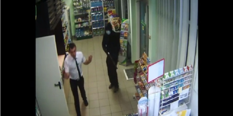 В Николаевской области неизвестный с обрезом напал на АЗС и скрылся с почти 7 тыс.грн.