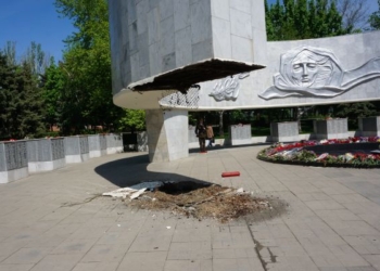 В Ростове-на-Дону во время возложения цветов обрушилась часть мемориала Победы