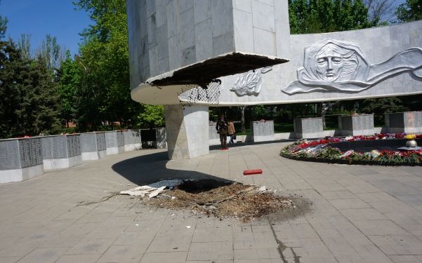 В Ростове-на-Дону во время возложения цветов обрушилась часть мемориала Победы