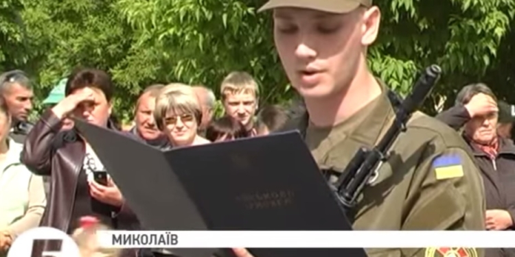 В Николаеве 40 солдат-срочников присягнули на верность народу Украины