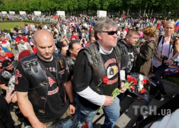 “Российский” День Победы в Берлине: футболки с Путиным, триколоры и “Ночные волки”