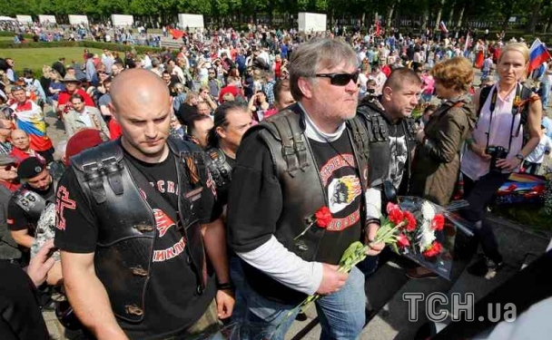 “Российский” День Победы в Берлине: футболки с Путиным, триколоры и “Ночные волки”