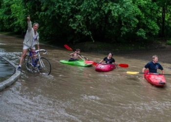 После грозы во Львове воды было столько, что жители катались по городу на каноэ