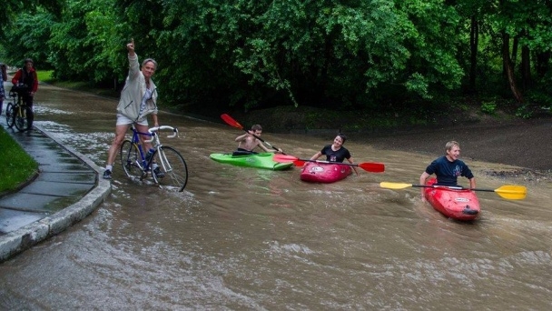 После грозы во Львове воды было столько, что жители катались по городу на каноэ