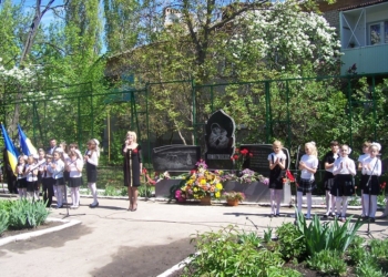 В Николаевской области открыли памятный знак «Детям войны»