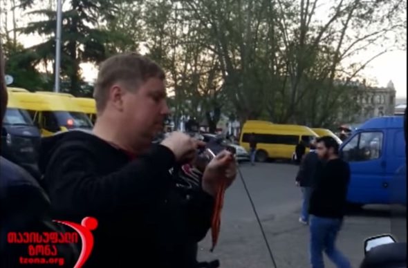 Внук того самого Кантарии, водрузившего флаг над рейхстагом, заставил российских байкеров в Тбилиси снять полосатые ленточки 1