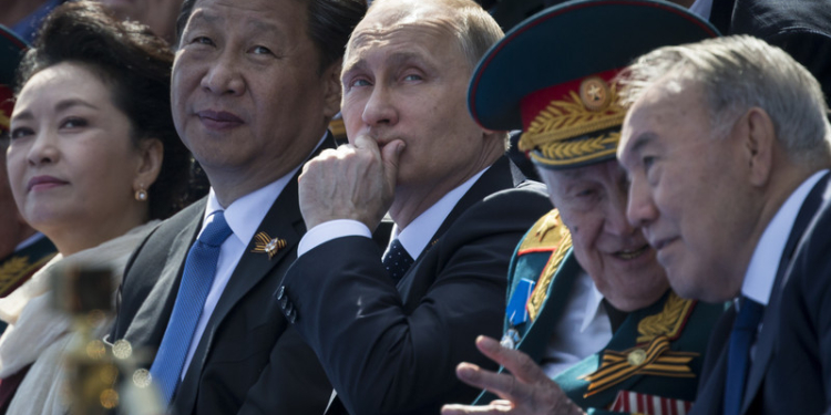 Парад Победы в Москве: избранные кадры и украинская версия