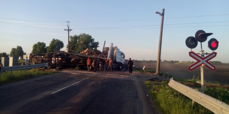 Авария на переезде: в Николаевской области грузовик врезался в поезд