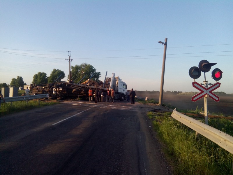 Авария на переезде: в Николаевской области грузовик врезался в поезд 4